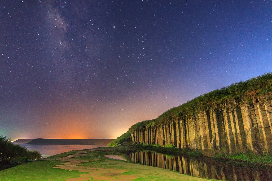 大菓葉柱狀玄武岩與星空